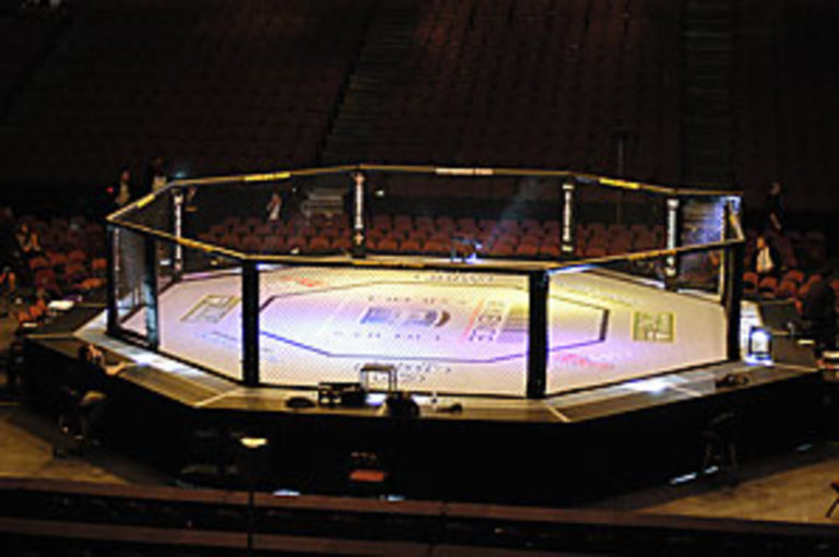 UFC rikthehet në fillim të majit – duele të zjarrta në kalendar