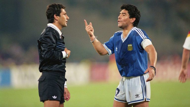 Gjyqtari zbulon se si mund ta përjashtonte Maradonën akoma pa filluar loja: Njeriu më i keq që kam takuar