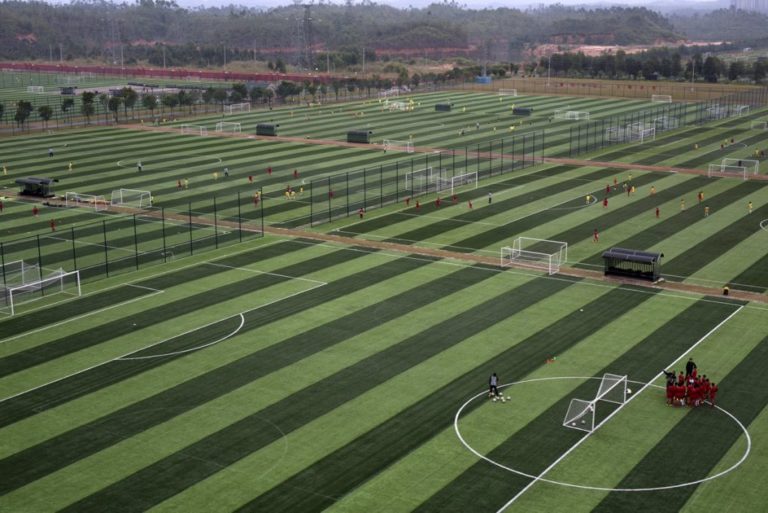 50 fusha futbolli, 24 trajnerë të Realit dhe 2,500 studentë – akademia 149 milionëshe e Guangzhou Evergrande e shtrirë në 300 hektarë tokë