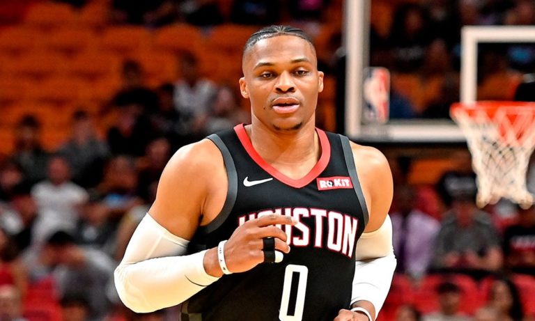 Ylli i NBA blen 650 kompjuterë për fëmijët që të ndjekin mësimet online
