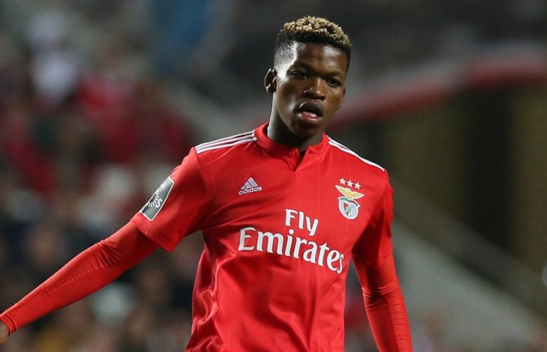 Milan i vihet pas yllit të Benficas