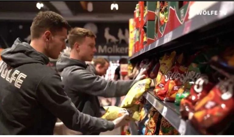 Kulmi i bujarisë – yjet e skuadrës së Bundesligës nisin punën supermarkete