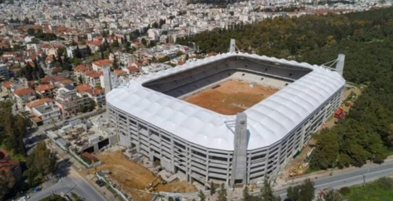 Tifozi theu karantinën për të parë stadiumin e ri, klubi ia pagoi gjobën