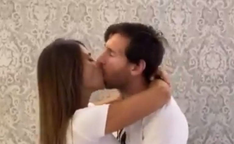 E hupi kontrollën… Messi puthje pasionante me Antonellën