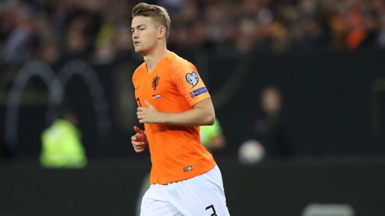 De Ligt: Nuk doja të isha mbrojtës 75 milionësh, tani po mësoj nga Bonucci e Van Dijk