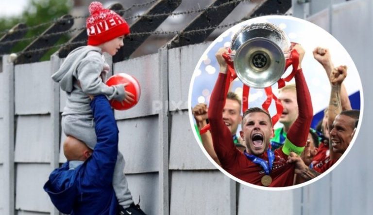 Një fotografi plot emocione: Babai ngrit lartë fëmijën për t’i parë yjet e Liverpoolit