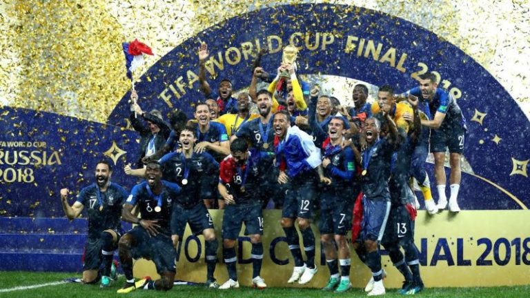 Futbollisti francez shet medaljen e artë të fituar në Kupën e Botës
