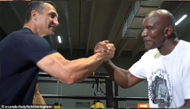 Holyfield stërvitet me Klitschkon para meçit të shumëpritur kundër Tyson