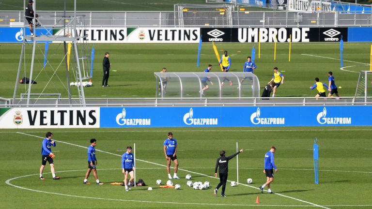 Schalke 04 gjen trajnerin e ri, firmos me belgun deri në 2025-ën