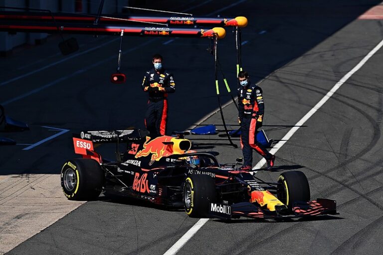 Red Bull shënon rikthimin në Silverstone, Verstappen duhet të pres
