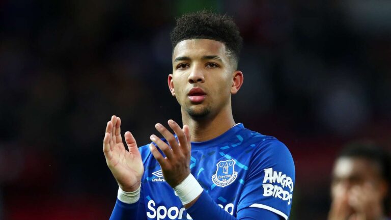 Man City pritet të heq dorë nga Stones, lojtari mund të përfshihet në ofertën për Holgate