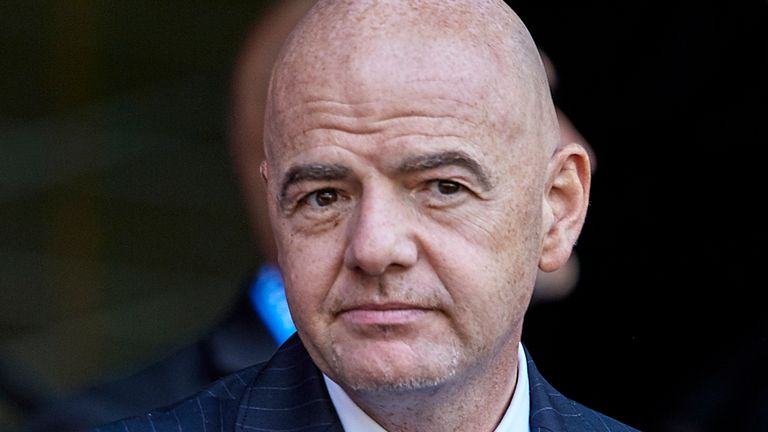 Infantino: FIFA po shqyrton ndryshimin e rregullit për pozitën jashtë loje