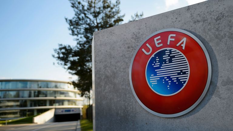 UEFA publikon formacionin e vitit, dominon Bayerni