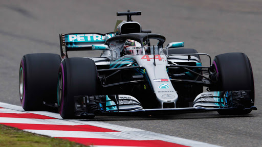 ZYRTARE: Hamilton rinovon kontratën me Mercedes