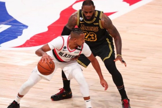 Miami Heat kalon në rrethin tjetër të play-offit në NBA, LA Lakers një fitore larg