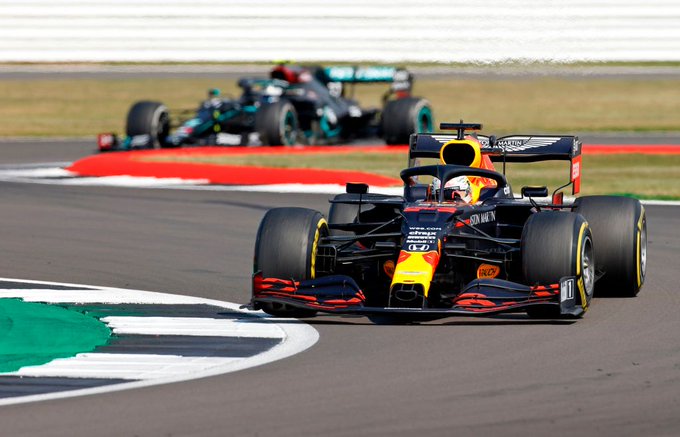 Mercedes vuan me gomat, por mbetet në podium – Verstappen fiton garën e parë këtë sezon