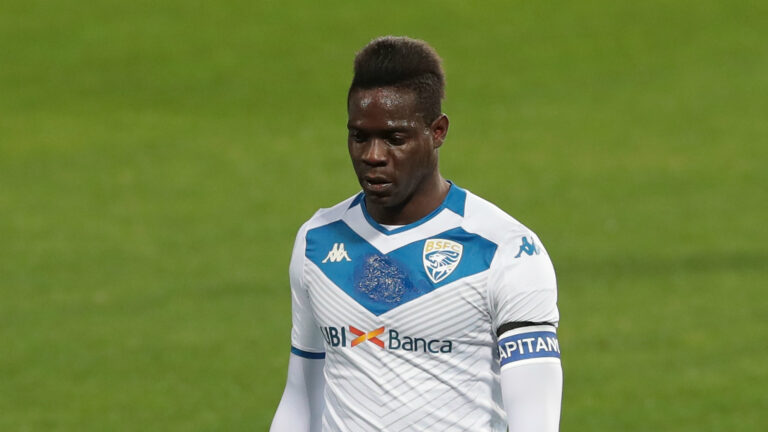 Balotelli befason të gjithë me klubin e ri