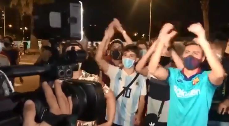 Do të jetë një “natë e gjatë” në Barcelonë, tifozët mblidhen në ‘Camp Nou’, kanë një kërkesë për Messin