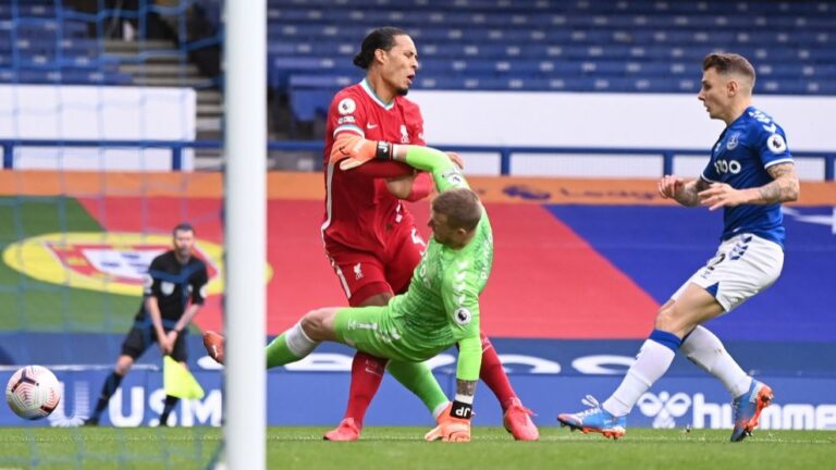 Liverpool konfirmon lëndimin e rëndë të Van Dijk