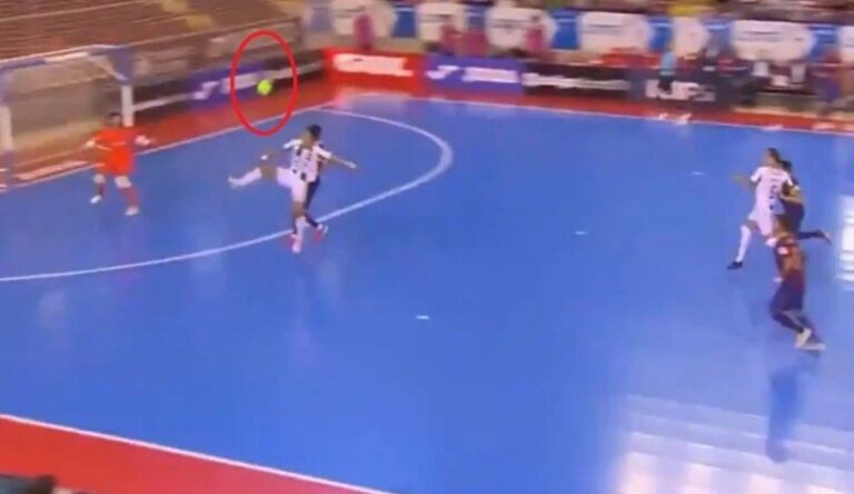 Kryevepër në futsall: Lojtarët e Barcelonës pësuan një gol, me topin që nuk preku tokën fare (VIDEO)
