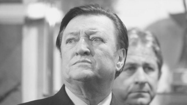 Ish-trajneri i Shqipërisë vdes nga COVID-19