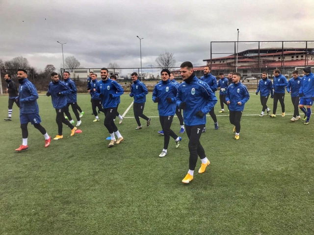 Renova ndahet me pesë futbollistë