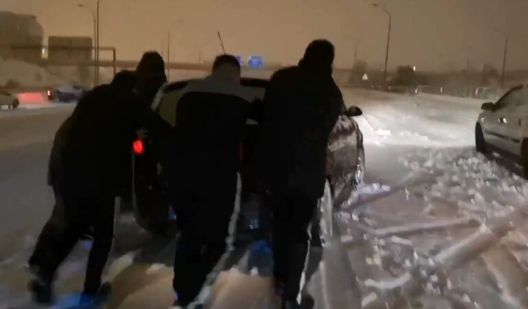 Ndodh edhe kjo, lojtarët e Vallecano detyrohen të shtyjnë makinën nga moti i keq