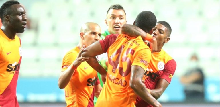 SKANDAL: Futbollistët e Gallatasarajit rrihen me grushte ndërmjet veti! (VIDEO)