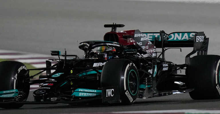 Hamilton triumfon në Katar para Verstappen, teksa Alonso kthehet në podium