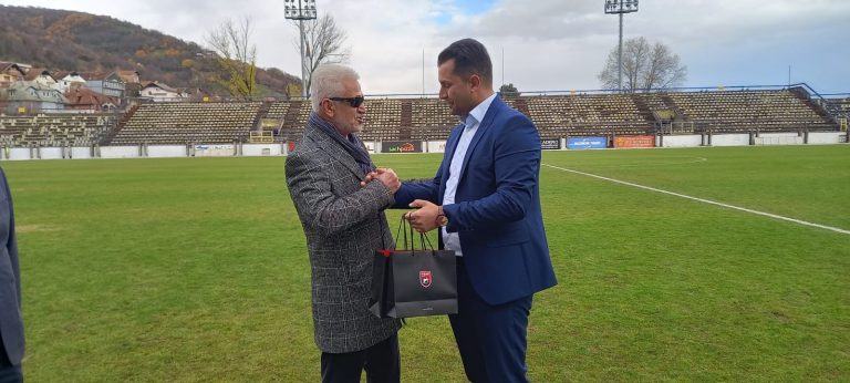 Enver Sulejmani pranon dhurata nga FSHF për 28 Nëntor