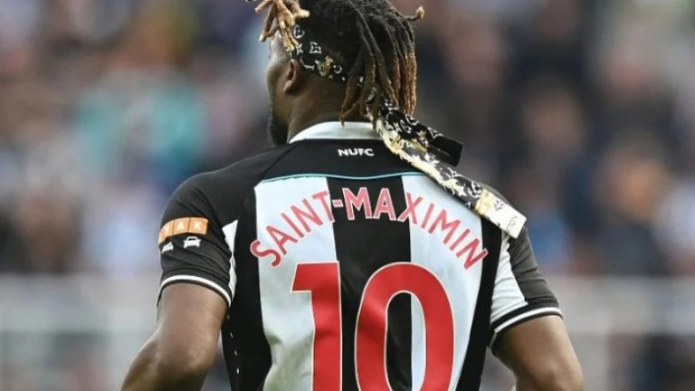 Mbante shirita Gucci dhe Louis Vuitton në kokë,  Premier Liga ia ndalon ngjyrat sulmuesit Saint-Maximin