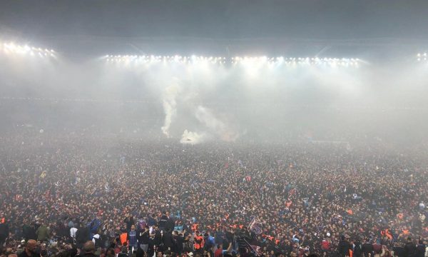 Trabzonspor shpallet kampion i Turqisë, tifozët “pushtojnë” fushën (VIDEO)