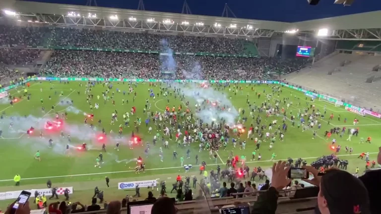 Tifozët sulmojnë lojtarët në stadiumin e St. Etienne, pas rënies nga kategoria