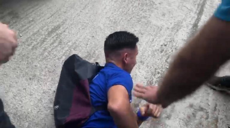 Incident para hyrjes në stadium, sulmohen futbollistët e FC Shkupit (VIDEO)