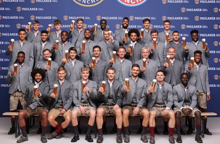 Krejt lojtarët e Bayernit me birrë në dorë, Sadio Mane e refuzoi!