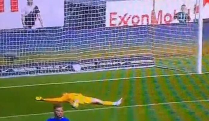 Gol spektakolar, portieri shënon nga 70 metra (VIDEO)