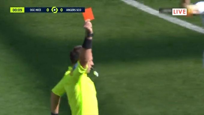Ndodh edhe kjo, futbollisti ndëshkohet me karton të kuq në sekondën e 9-të (VIDEO)