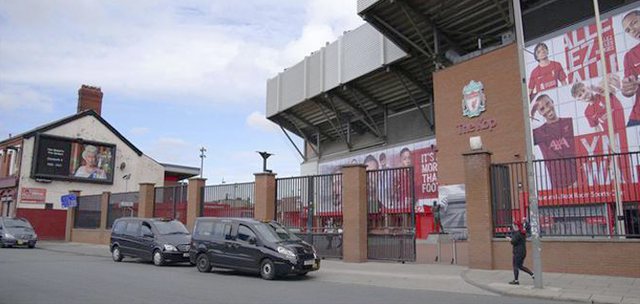 Pezullimi i Premier League, klubet dhurojnë ushqimet dhe paguajnë punonjësit