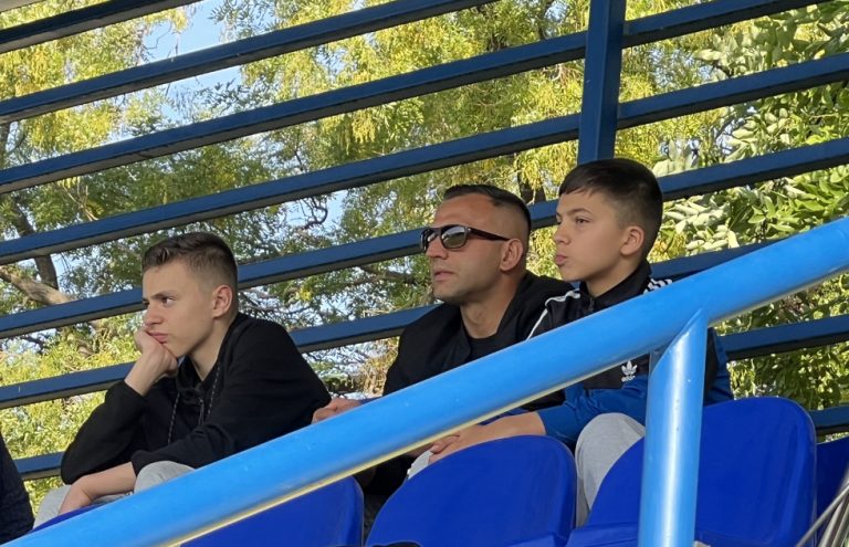 Muharem Bajrami me fëmijët e tij në tribunat e Çairit (FOTO) 