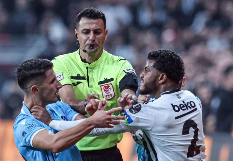 Enis Bardhi përplaset me futbollistin e Beshiktashit në derbin e Turqisë (VIDEO)
