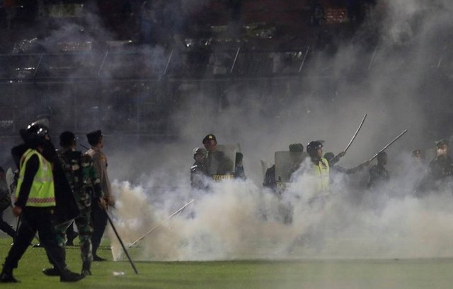 Detaje të reja, si erdhi deri te tragjedia ku vdiqën dhe u plagosën qindra persona në Indonezi