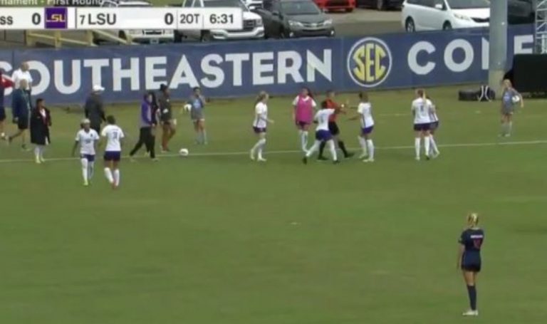 Ndeshja e futbollit të femrave kthehet në ring boksi (VIDEO)