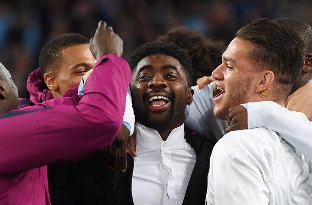 Kolo Toure bëhet trajner i skuadrës së famshme angleze