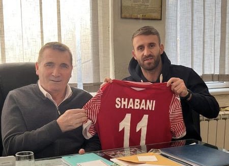 Bunjamin Shabani nderon ish trajnerin e Bashkimit, i dhuron fanellën e Strugës