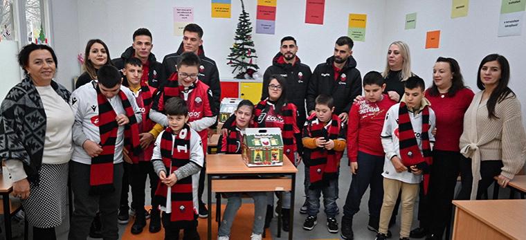 Futbollistë të Shkëndijës shoqërohen me fëmijët me nevoja të veçanta