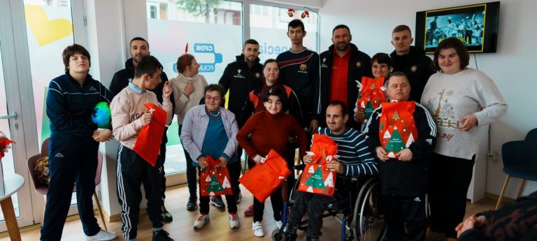 Futbollistët e Strugës iu bëjnë dhurata fëmijëve me nevoja të veçanta