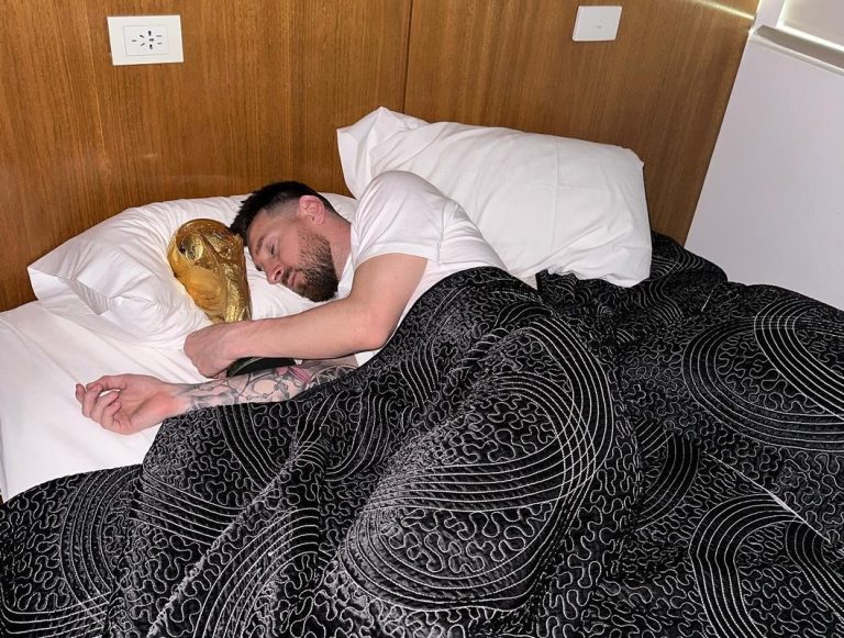 Messi “harron” Antonellën, zgjohet duke përqafuar Kupën!
