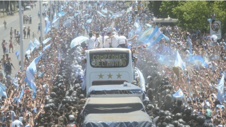 Parada e Messit me shokë, çmenduri në Buenos Aires, miliona njerëz pushtojnë rrugët (VIDEO)