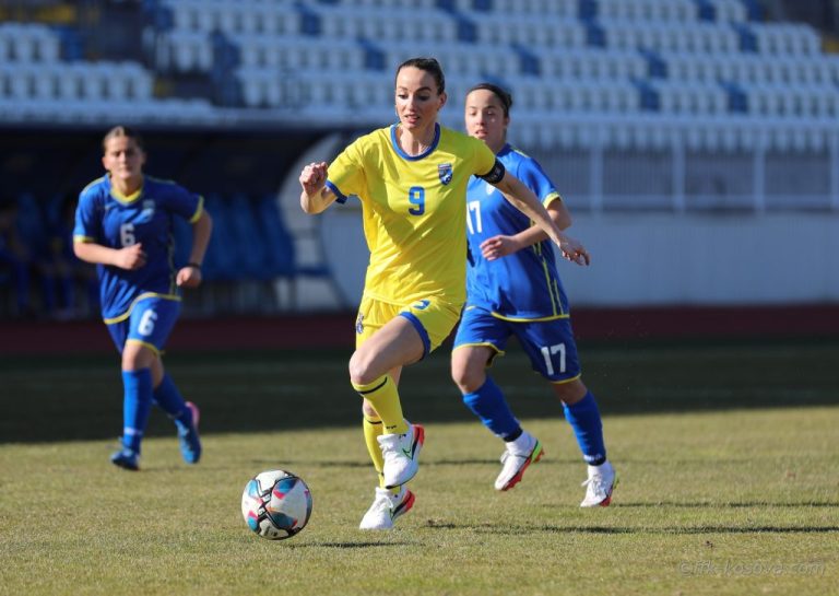 Kosovare Asllani vesh për herë të parë fanellën e Kosovës në një ndeshje futbolli