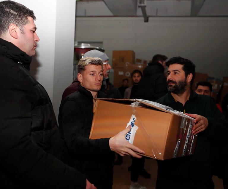 Ezgjan Alioski ndihmon të prekurit nga tërmeti në Turqi